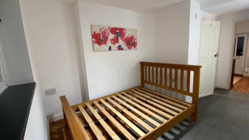 Lot: 91 - FREEHOLD END-TERRACE PROPERTY DIVIDED INTO A TWO-BEDROOM MAISONETTE AND GARDEN FLAT - Lower Ground Flat - Bedroom area